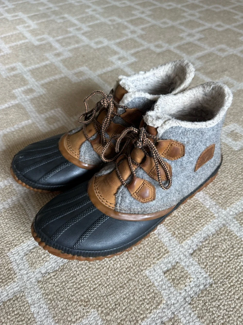 Sorel Out N About Plus Waterproof Felt Duck Boots Gray Tan Size 8.5